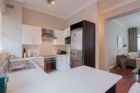 Modern Apartment In Rosebank ヨハネスブルグ エクステリア 写真