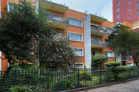 Modern Apartment In Rosebank ヨハネスブルグ エクステリア 写真
