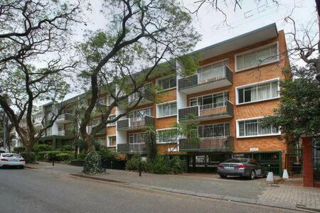 Modern Apartment In Rosebank ヨハネスブルグ エクステリア 写真